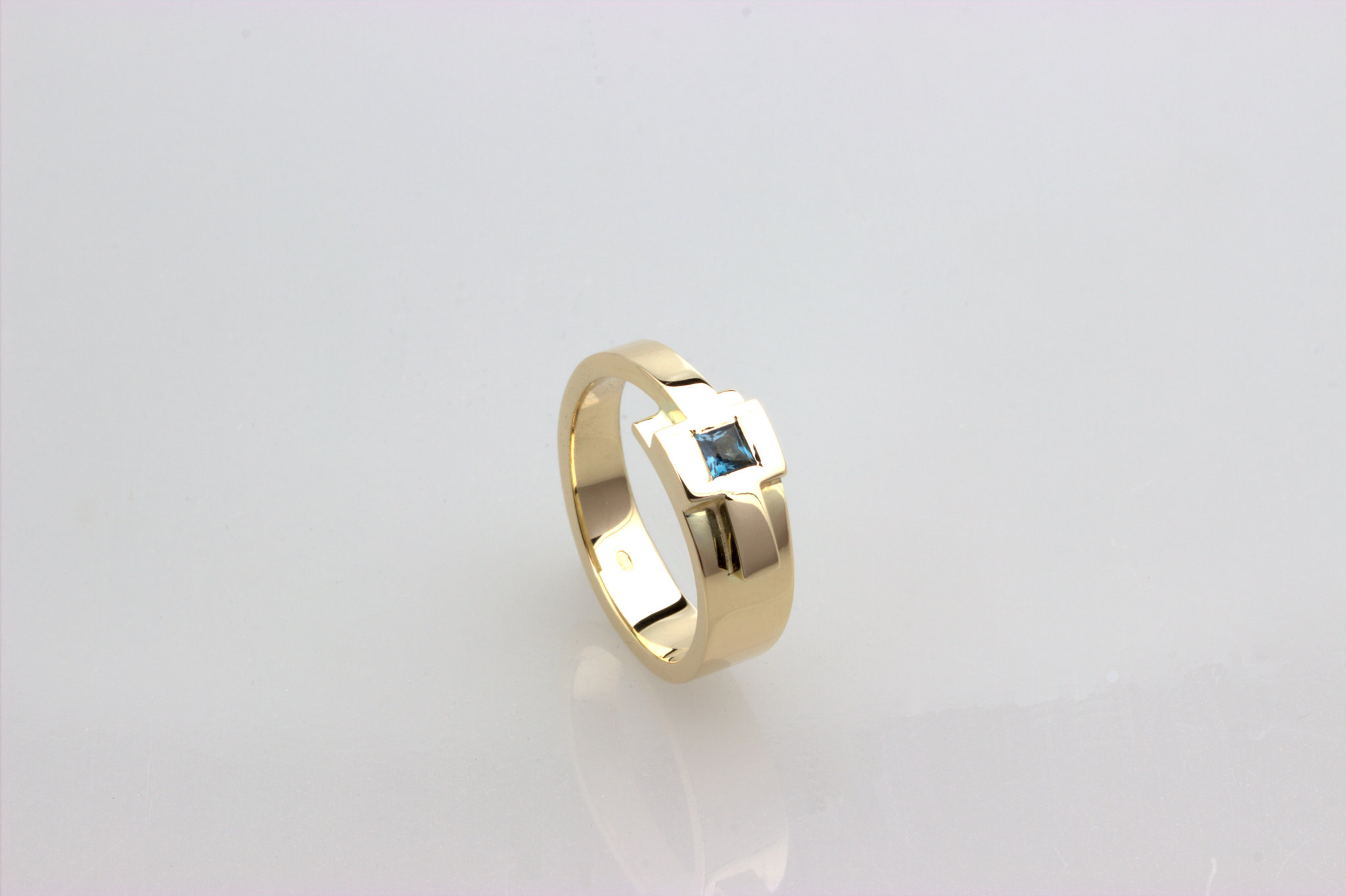 FB Gouden ring met blauwe steen 0305