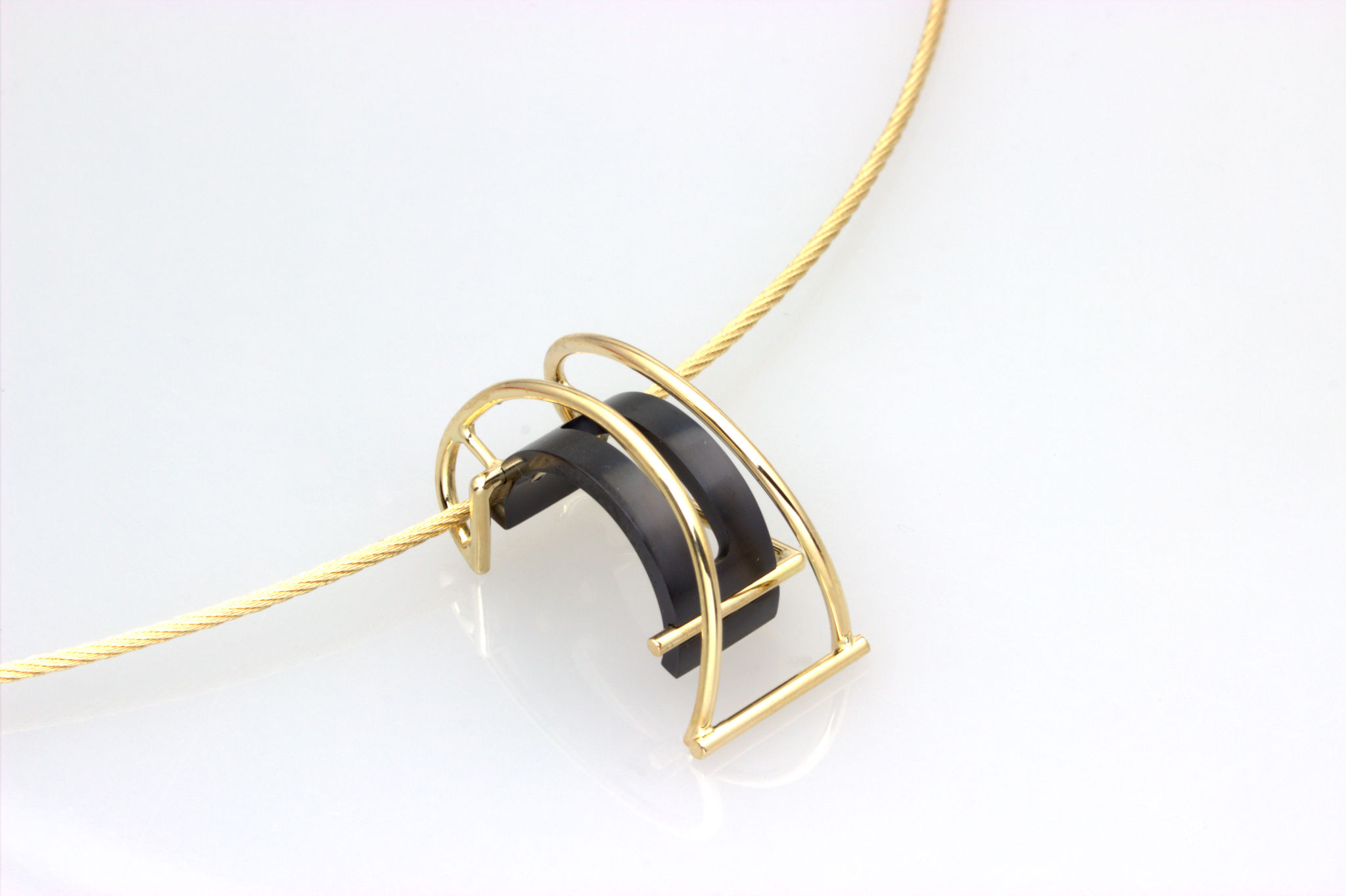 Zirkonium hanger met gouddraad aan gouden draadcollier 2048 0329 -1